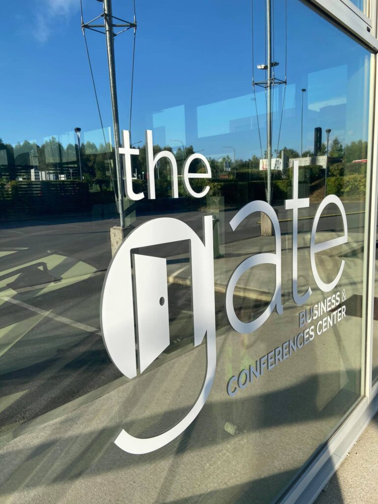 Logo de The Gate sur la façade vitrée, espace de coworking et bureaux privatifs en Brabant Wallon.